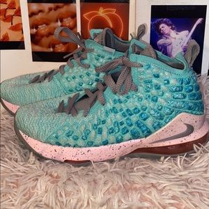 Lebron 17s only worn once !